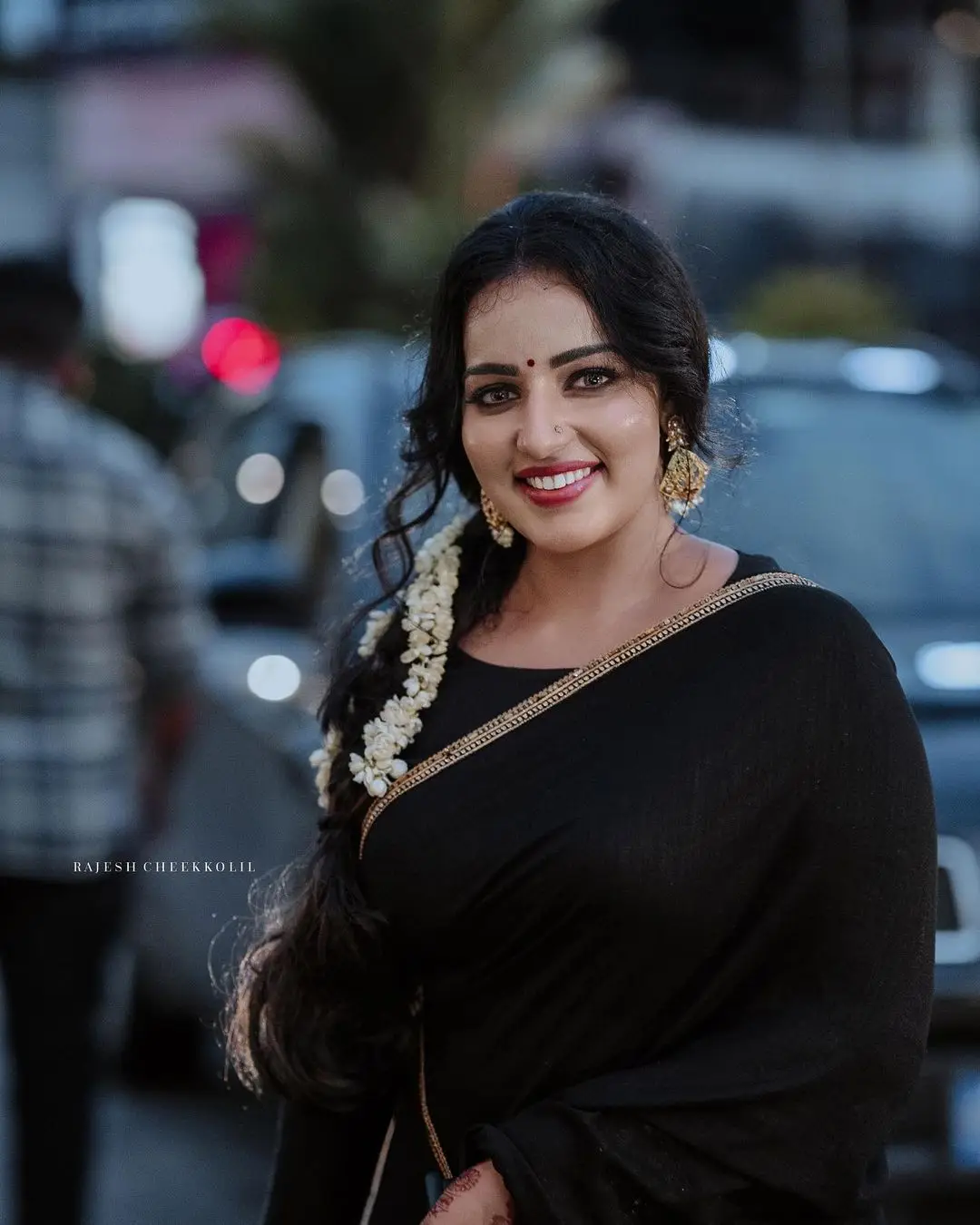 MALAVIKA MENON IN SOUTH INDIAN TRADITIONAL BLACK SAREE BLOUSE